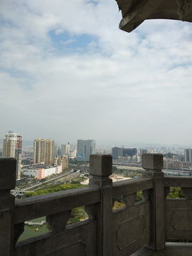 阁楼远眺城市风景