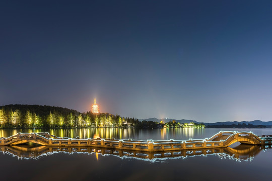 杭州西湖雷峰塔夜景