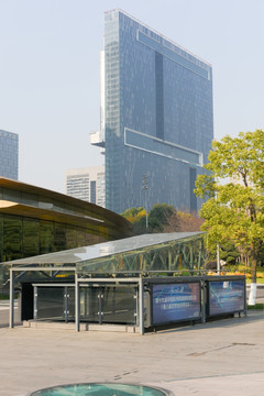城市建筑 地铁入口 高楼 绿化