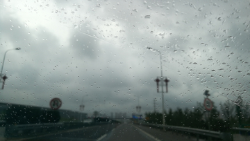 在路上之雨朦胧