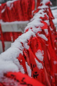 红绳落雪