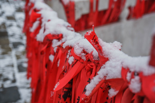 红绳落雪