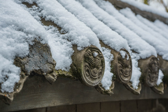 瓦当落雪