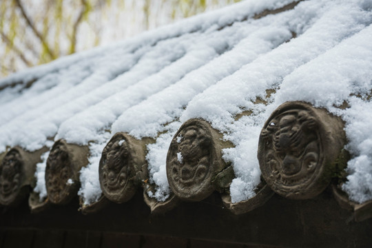 瓦当落雪