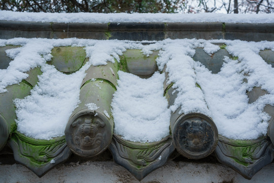 瓦当落雪