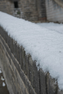 砖墙落雪