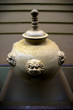 唐代白瓷塔形罐