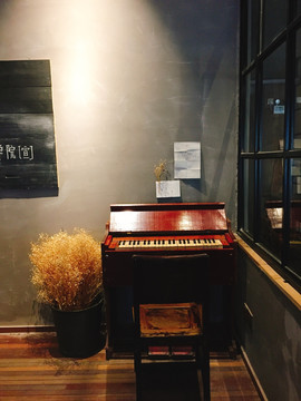 旧物仓旧钢琴