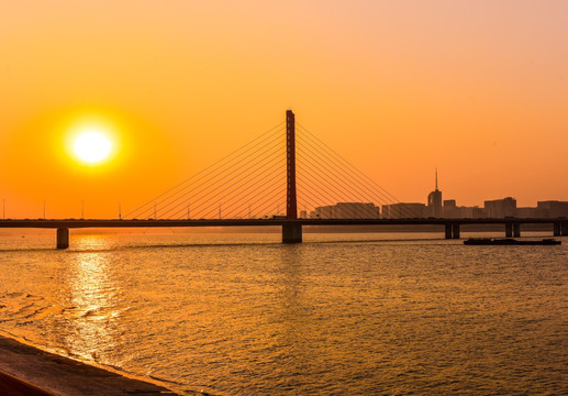 夕阳下的钱塘江