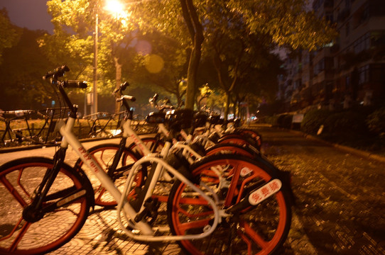 雨夜马路旁的共享单车