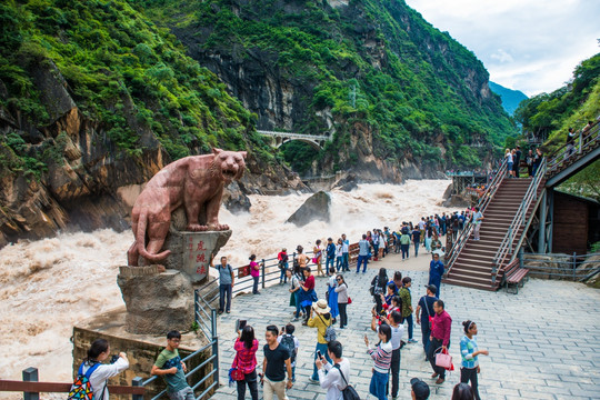 虎跳峡 高山峡谷 金沙江