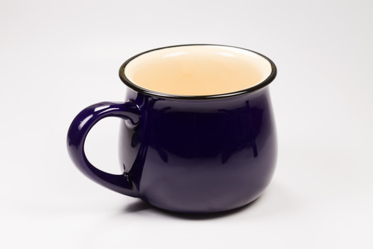 一只深紫色色茶杯