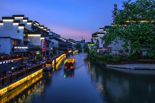 水乡古建筑夜景