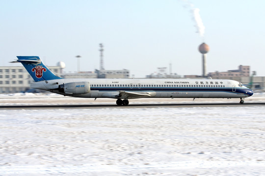 大雪 机场 飞机 中国南方航空