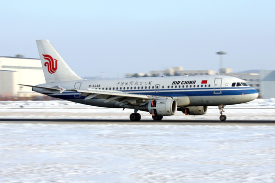 大雪 飞机 降落 中国国际航空
