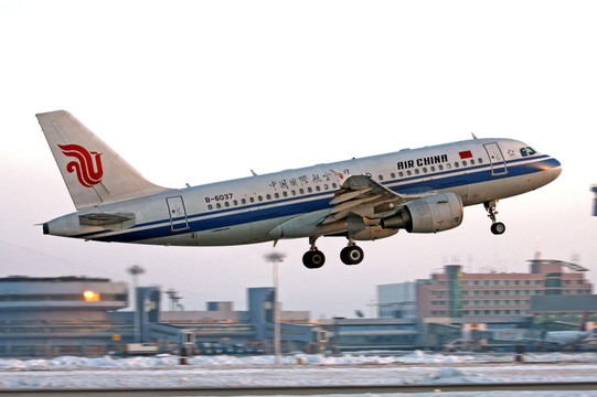 雪地 飞机起飞 中国国际航空
