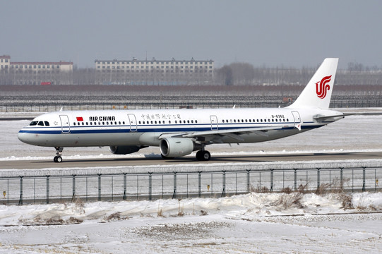 大雪 机场 飞机 中国国际航空