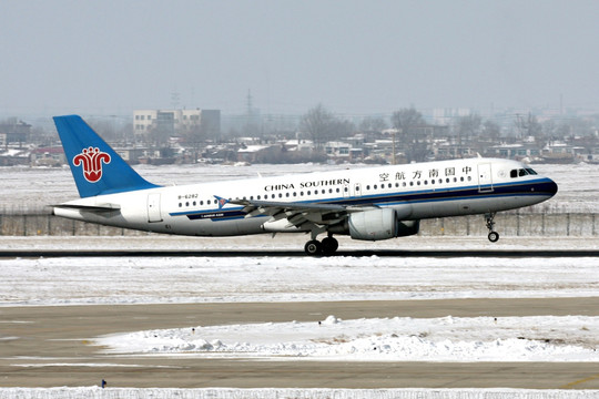 大雪 飞机降落 中国南方航空