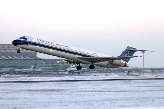 雪地 飞机起飞 中国南方航空