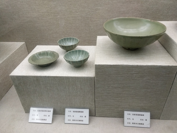 元代龙泉窑瓷碗瓷碟