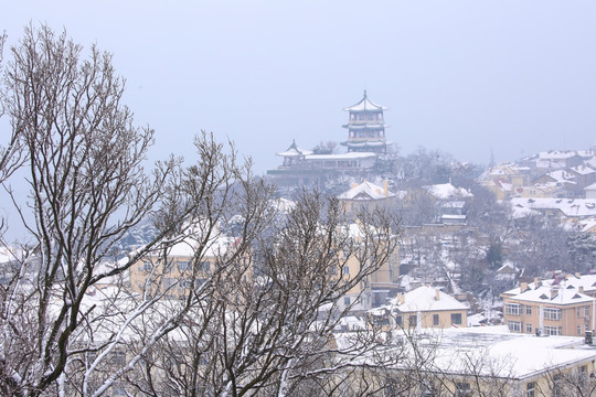 青岛小鱼山 雪景 公园建筑