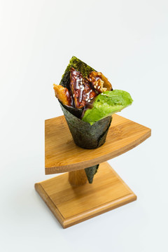 鳗鱼牛油果手卷寿司