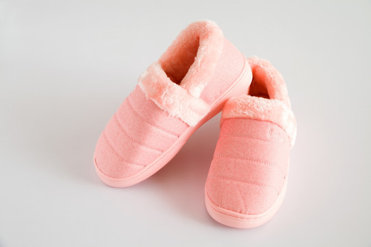 一双粉红色保暖鞋