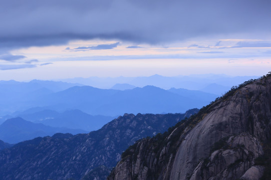 蓝色背景的山景