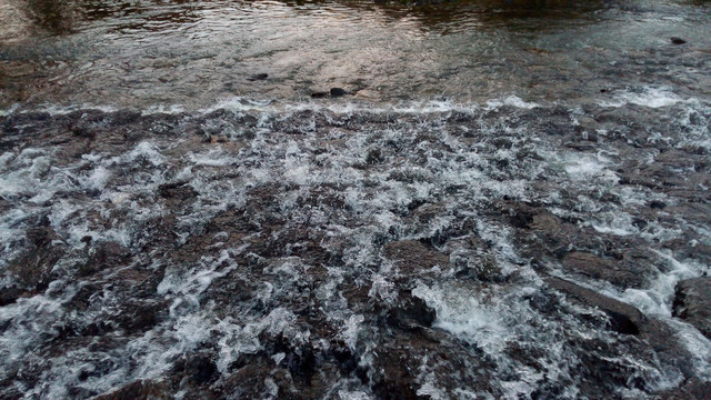 小溪流水