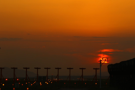 西宁机场跑道日落夕阳