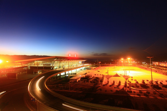 西宁机场航站楼清晨车尾灯长曝光