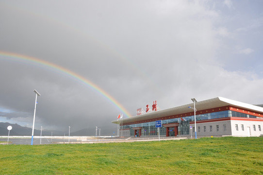 玉树机场雨后彩虹