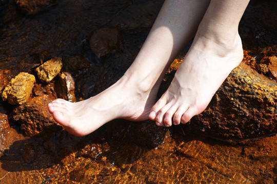 溪边洗脚的女人