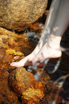 溪边洗脚的女人