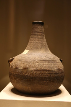 西汉时期细颈陶壶