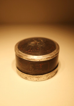 东汉时期银圆形漆盒