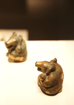 西汉时期鎏金熊形青铜镇