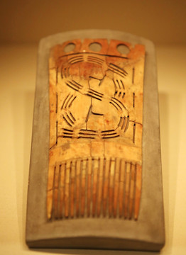大汶口文化镂雕旋纹象牙梳