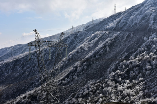 高压铁塔 雪山