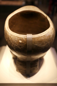 仰韶文化鹰形的陶鼎