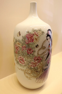 戏蝶图粉彩瓷瓶