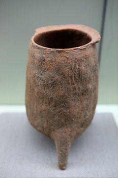 古代三足陶罐