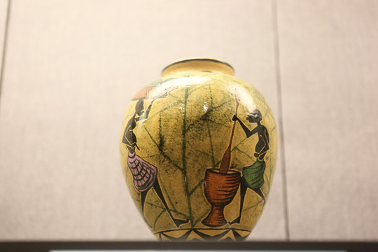 刚果国礼黄釉彩绘人物陶罐