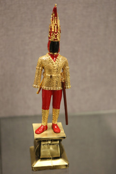 哈萨克国礼铜座金甲武士立像