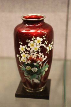 日本国礼七宝烧红花瓶