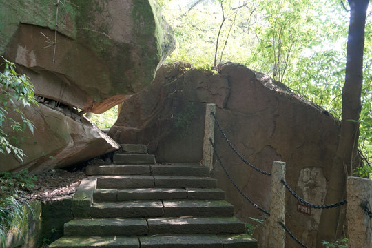 悬崖岩石 石梯 步行台阶