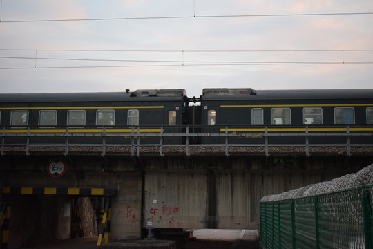 绿皮火车车厢摄影照片东莞东站