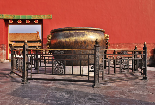 故宫 鎏金铜水缸