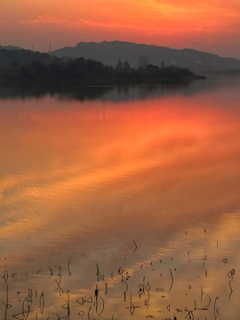 湖畔晚霞