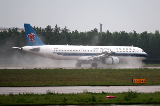 飞机 雨中机场 中国南方航空